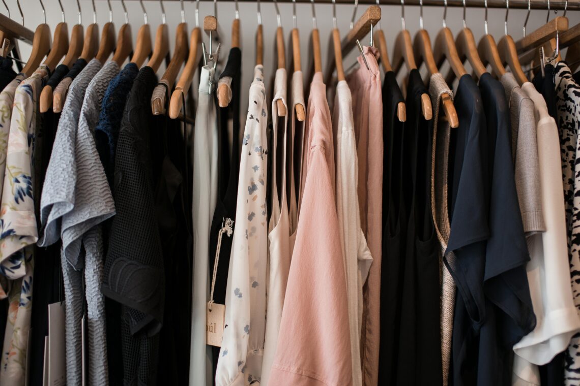 Kleiderschrank ausmisten: Kleidung aussortieren in 7 Schritten